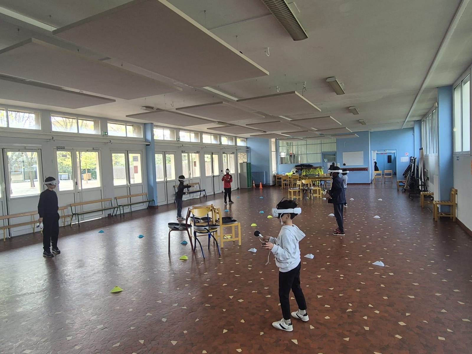 Groupe d'enfants casque de réalité virtuelle sur la tête dans une salle d'activités