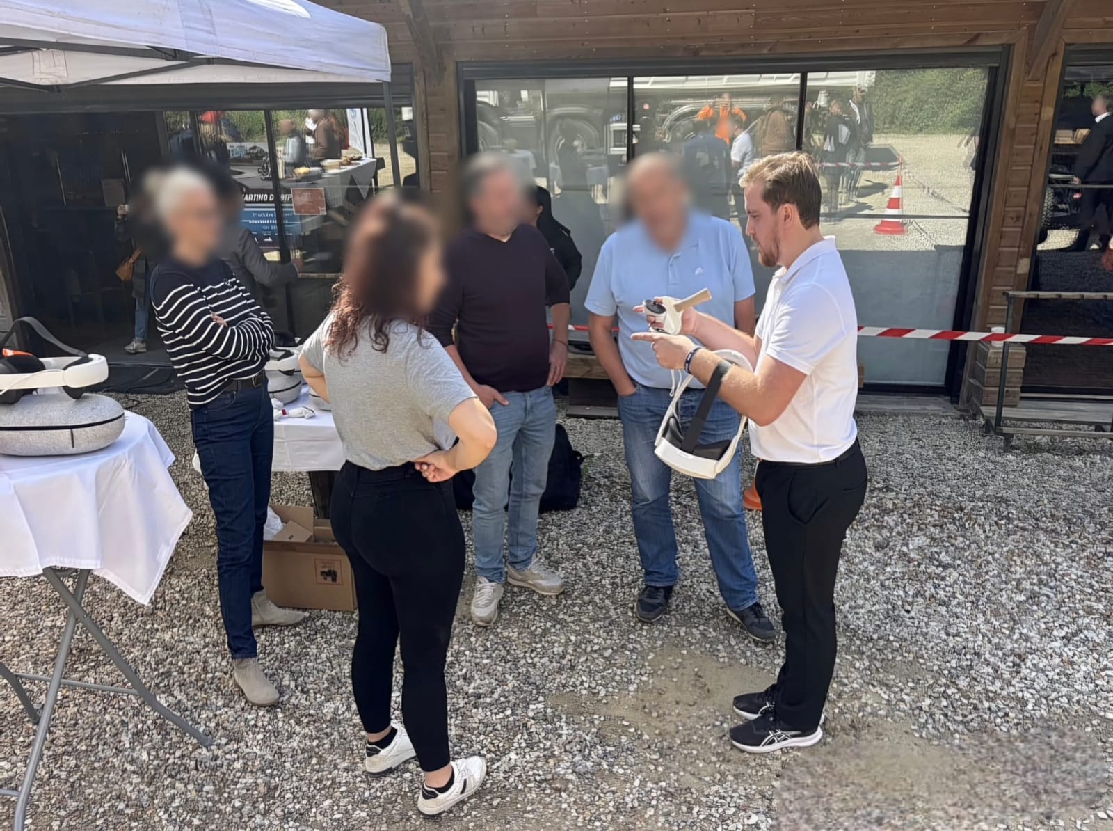Animateur équipant les participants de casques de réalité virtuelle lors d'un événement en extérieur